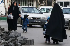 مادران خانه‌دار در طول روز کارهای زیادی را انجام می‌دهند. آن‌ها یک پرستار،معلم، آشپز، همبازی، حسابدار، خدمتکار، راننده و هزاران شغل و نقش دیگر دارند که به صورت تمام وقت و بدون دریافت هیچ حقوق و پاداش و مزایای جانبی در حال کار کردن هستند.