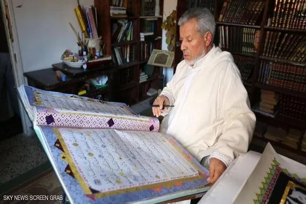 خطاط ليبي كتب ألف مصحف.. وحلمه رسم قرآن بالخط العربي