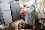 دانشجویی در حال اقامه نماز است.