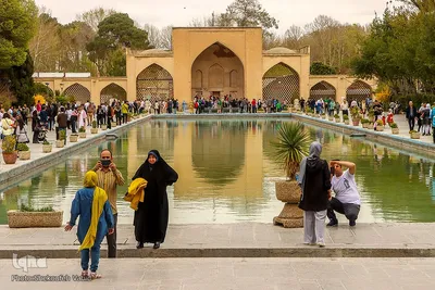 استقبال بی نظیر مسافران نوروزی از کاخ چهلستون اصفهان
