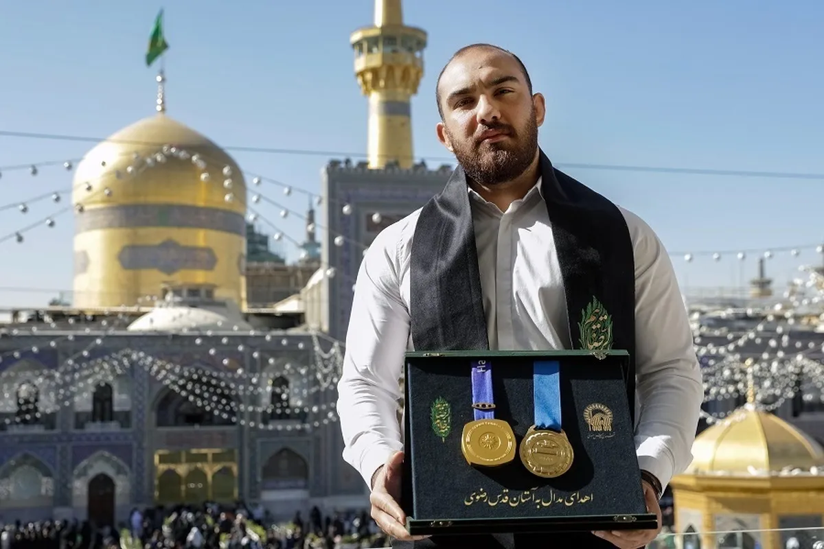 Bingwa wa mieleka atunuku medali zake za Dhahabu kwa Jumba la Makumbusho la Haram ya Imam Ridha (AS)