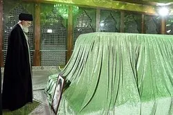 Célébrations de la décade de l’aube : le guide suprême a visité le mausolée de l'imam Khomeiny (RA)