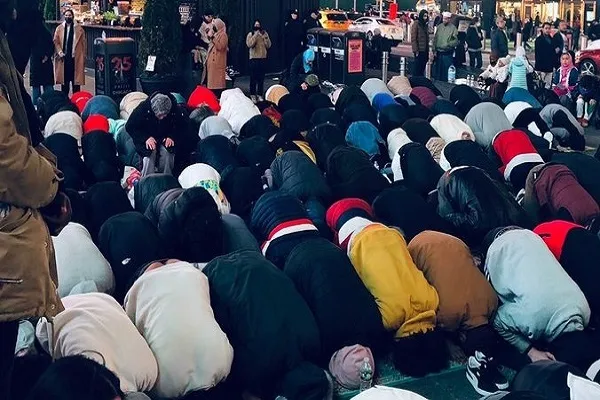 Yüzlerce Müslüman Times Meydanı'nda namaz kıldı