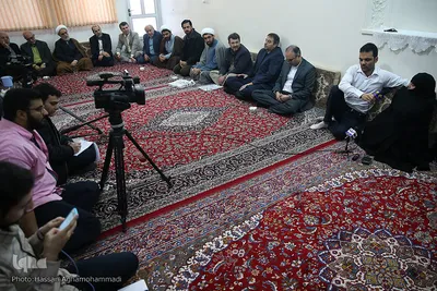 حضور جمعی از جامعه قرآنی در منزل مرحوم استاد عباس رنجبر، پیشکسوت قرآنی