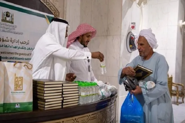 Beytül Haram hacılarına hediyeler dağıtılıyor