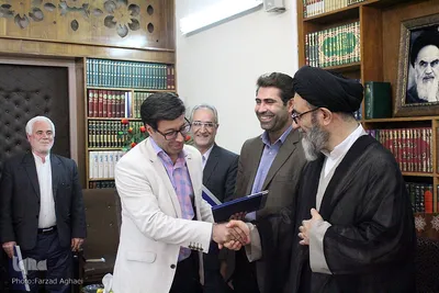 اعطاء کارت خبرنگار افتخاری به نماینده ولی فقیه ـ تبریز