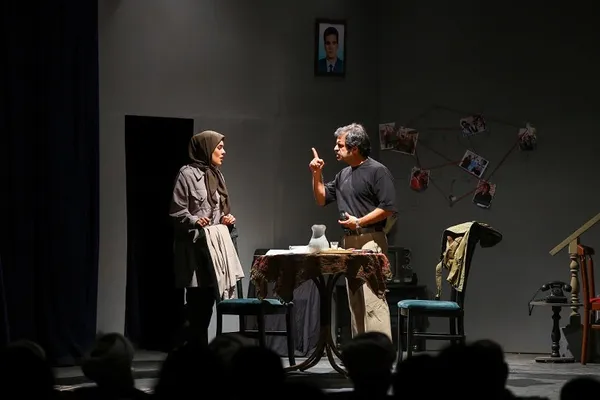تماشای نمایش «جمعه‌ای که تعطیل نبود» توسط امام جمعه تبریز