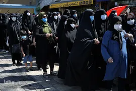 بانوان عزادار عاشورای حسینی در انتظار باز شدن دربهای آستان مقدس امامزاده صالح(ع) 