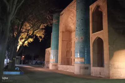 یک شب سرد پاییزی در پارک شیخ شهاب‌الدین اهری