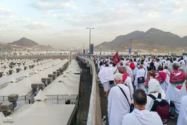 عزیمت هزاران زائر به سرزمین منا با پای پیاده