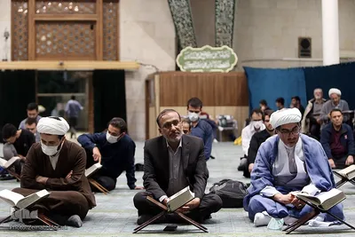 کرسی تلاوت و تدبر در قرآن کریم در مسجد دانشگاه تهران