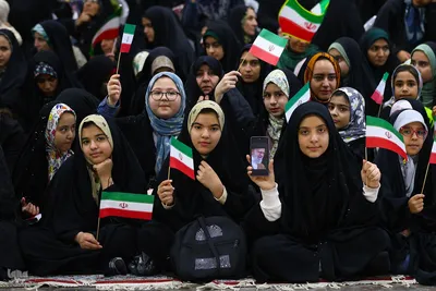 تجدید بیعت دختران و مادران اصفهانی با رهبر انقلاب در گلستان شهدا