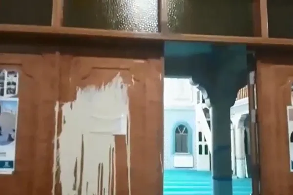 Denizli'de camiyi boyayla tahrip ettiler