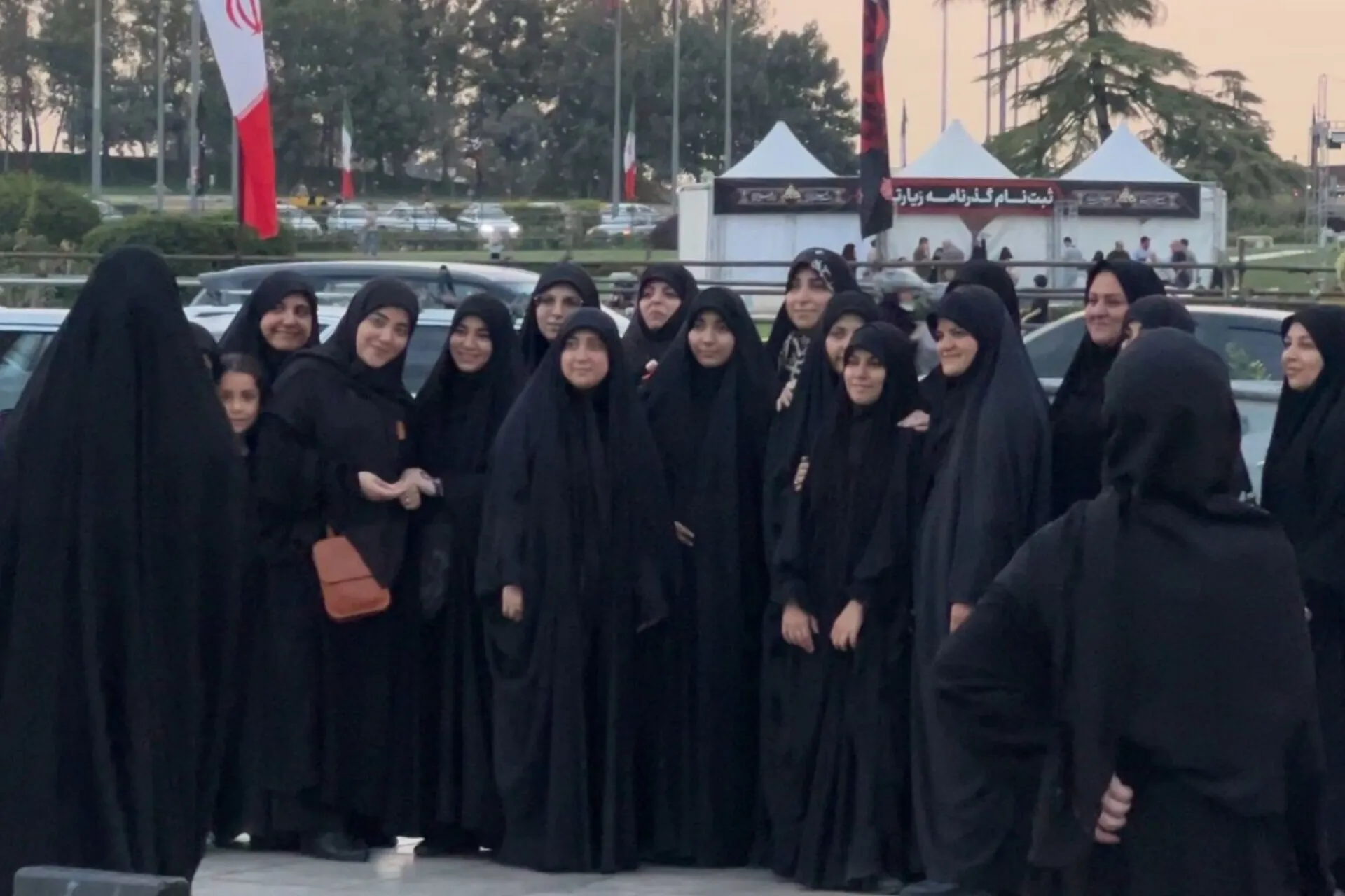 بدرقه خادمان کمیته زنان اربعین حسینی از میدان آزادی