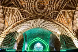 شبستان قدیم مسجد ملک آباد که عمر آن توسط سازمان میراث فرهنگی قریب به سیصد سال تخمین زده شده است