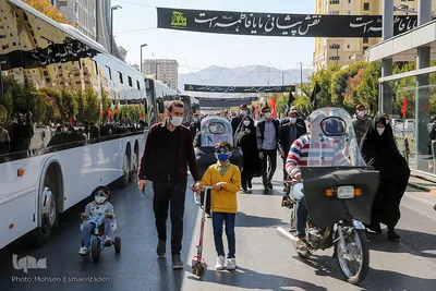 پیاده‌روی زائران به سمت حرم رضوی
