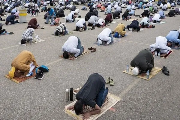 Quebec okullarında namaz kılınmasının yasaklanmasını protesto ediliyor