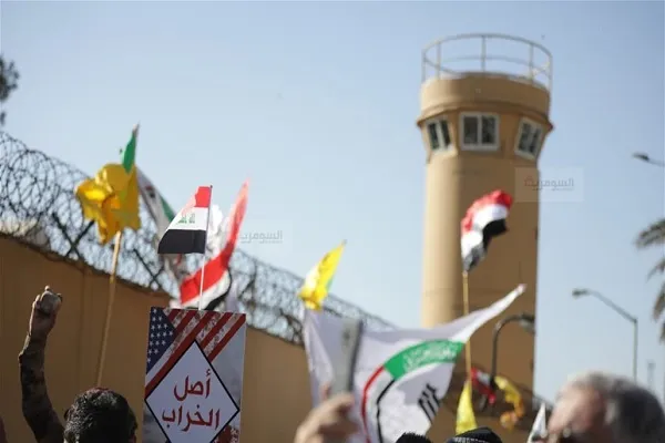 احتمال انتقال برخی سفارتخانه‌ها به اربیل/ ادامه تظاهرات در مقابل سفارت آمریکا