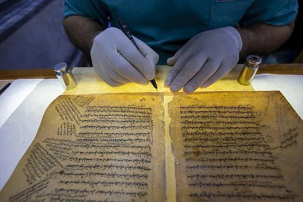 Binuhay ng Sentrong Al-Fadl sa Iraq ang Bihira na Islamikong mga Manuskrito