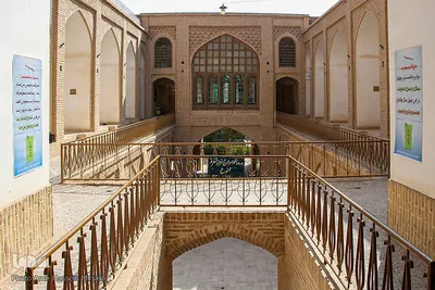 مدرسه تاریخی قدیمی و همچنان پابرجای علمیه خان یزد