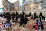 انتظامات افتخاری خواهران در رواق‌های ویژه بانوان، تعدادی خانم وظیفه ایجاد نظم و راهنمایی زائران را بر عهده دارند. آن‌ها مانتو، شلوار و مقنعه سبز رنگ می‌پوشند. به بیان دیگر این خانم‌ها بعضی از وظایف خادمان و فراشان را انجام می‌دهند و در صورت نیاز به شست‌وشوی کف رواق‌ها یا برای نظافت و جارو زدن، از خادمان و فراشان مرد کمک می‌گیرند.
