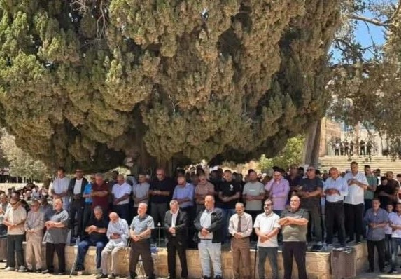 La prière du vendredi organisée par 60000 fidèles palestiniens à la mosquée Al-Aqsa