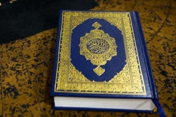 Filistinli yaşlı adam yıkıntılar altındaki Kur’anları çıkararak onarıyor