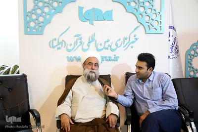 حجت الاسلام والمسلمین محمد نقدی، مدیرعامل موسسه فرهنگی ترجمان وحی در غرفه ایکنا در هشتمین روز نمایشگاه قرآن کریم