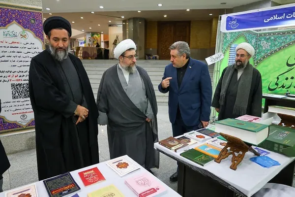 بازدید امام جمعه تبریز از نمایشگاه قرآن
