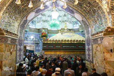 Heiliger Schrein von Fatima Masuma (s.a.) mit Blumen geschmückt