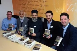 Waislamu Buckinghamshire Uingereza wasambaza nakala za Qur'ani katika maktaba
