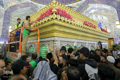 گل آرایی مضجع شریف حضرت علی(ع) در عید سعید مبعث