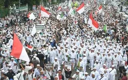 ইন্দোনেশিয়ায় লাখো মানুষের বিক্ষোভে মার্কিন পণ্য বর্জনের ডাক