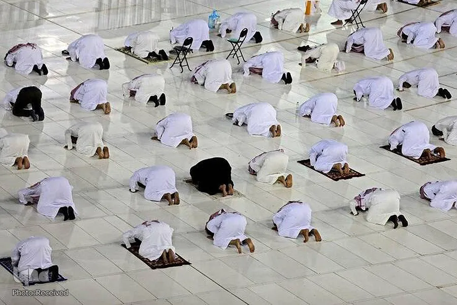 المصلون في الحرم المكى يلتزمون بالتباعد الاجتماعي