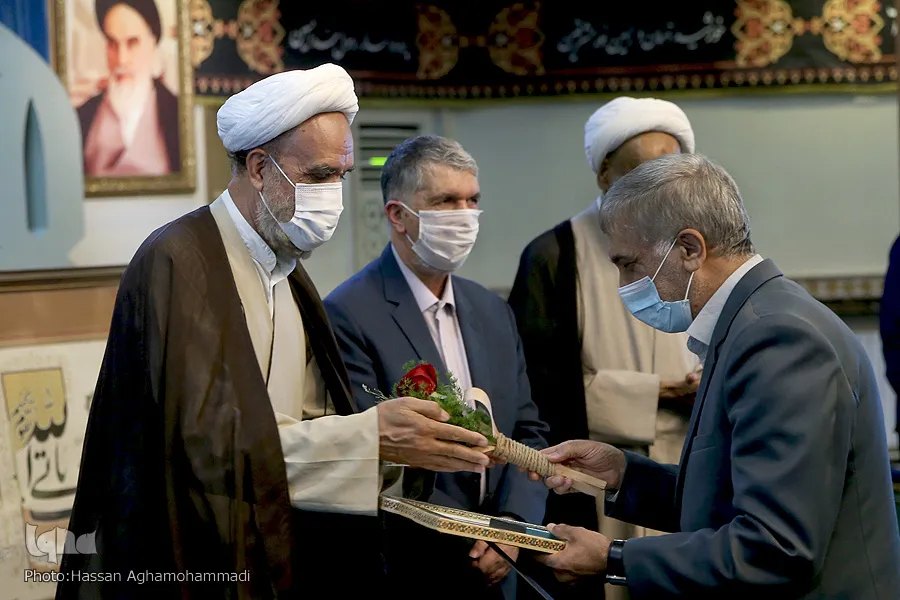 فقهی‌زاده هدیه مراسم تجلیل از خادمان قرآن را به 10 فعال قرآنی اهدا کرد