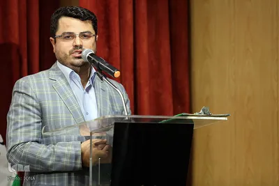 رونمایی از کتاب شعر منا منهای بسیاران
