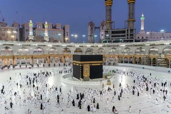 نماز متفاوت امام جماعت مسجدالحرام جنجالی شد + فیلم