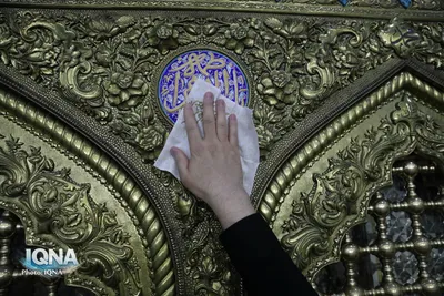غبارروبی حرم حضرت معصومه (س) توسط جامعه قرآنی 