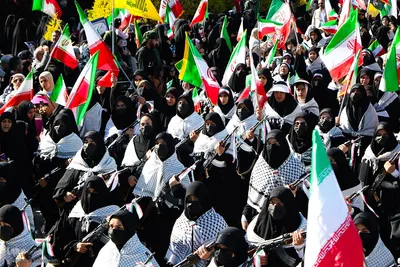 هم‌آوایی بانوان نصف‌ جهان در دفاع از وطن