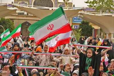 دختران «جان‌فدای ایران» در حرم شاهچراغ(ع)