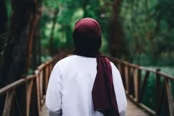Bu müsəlman ölkəsində hicab qadağası ləğv edilir