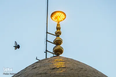 برافراشتن پرچم حرم امام حسین (ع) بر گنبد کربلای ایران