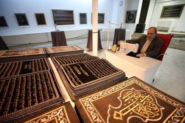 متاحف تركيا تعرض نسخة مطرزة من القرآن لخطاط سوري