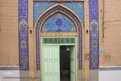 مسجد شرف‌الدین شوشتر، در سال 1000 هجری قمری و به سبک قدیمی رومی ساخته شده است. این مسجد دارای سه محراب برای تابستان، پاییز و زمستان بود. مقبره خاندان شرف الدین یکی از جایگاه‌های این مسجد است. 