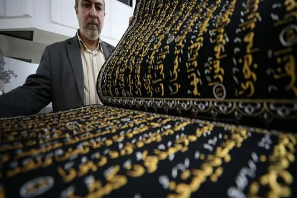 خطاط سوري ينقش المصحف على القماش في 12 عاماً