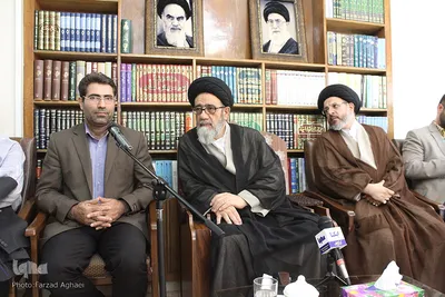 اعطاء کارت خبرنگار افتخاری به نماینده ولی فقیه ـ تبریز