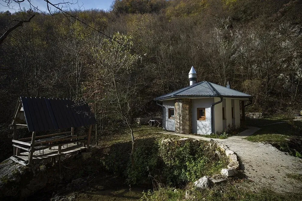 Bosna Hersek'in en küçük camilerinden birisinde en fazla 10 kişi ibadet edebiliyor