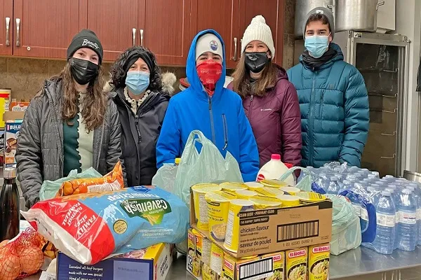 Musulmanes y judíos trabajan juntos para ayudar a las personas sin hogar de Edmonton