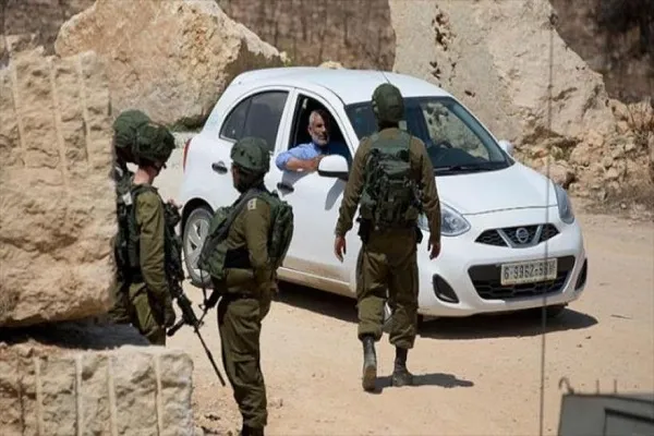 Israelíes escupen en autos palestinos para propagar el coronavirus