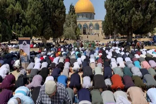 Miles asisten a las oraciones de los viernes en la mezquita de Al-Aqsa